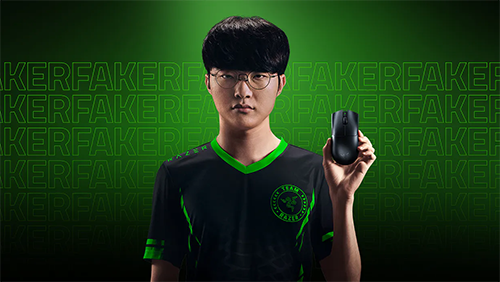 Image of Faker holding Viper V4 Pro Mouse