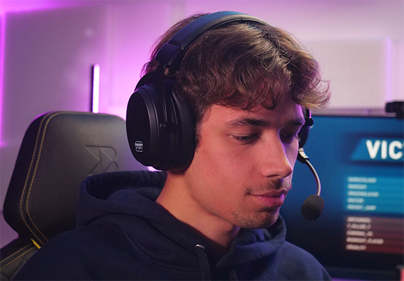 Gamer sat next to PC wearing H3 wireless headset so showcase its design