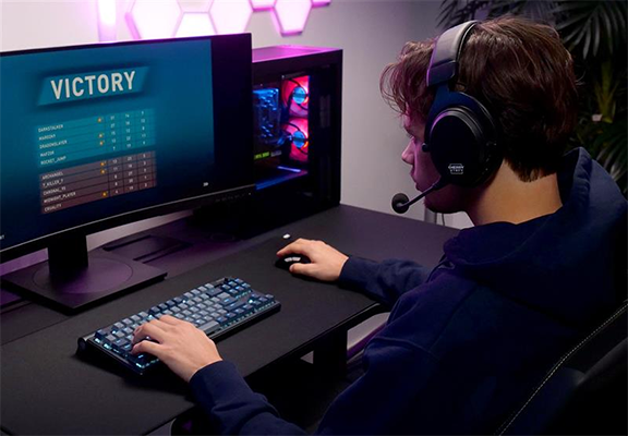 Gamer sat next to PC wearing H3 wireless headset so showcase its design