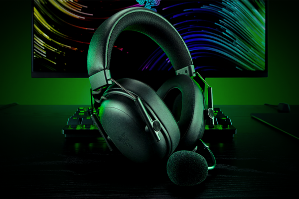 Razer Blackshark V3 Pro HyperClear Full Band 12mm microphone capsule with graphic overlay showing length