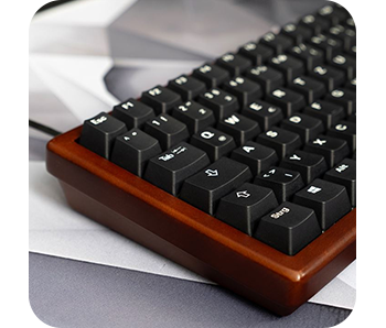 Shot showing a side view of the Skiller Keyboard