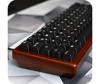Shot showing a side view of the Skiller Keyboard