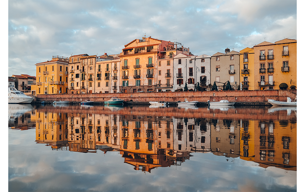 Fuji X100VI sample photograph of Venice dockland with warm coloured buildings reflected in the calm waters