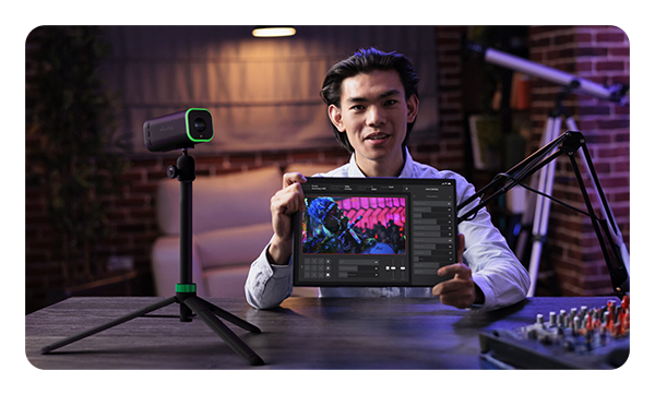 birddog maki live on a tripod used in a business meeting