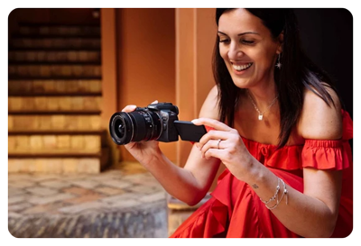 someone using the canon r10 with the viewfinder pulled out and twisted