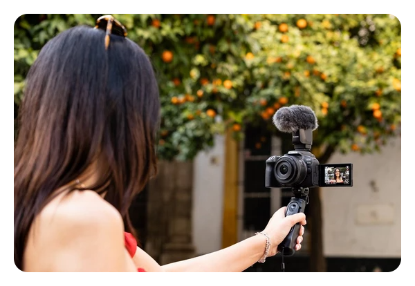 someone using the canon r10 as a vloging camera with mic attached
