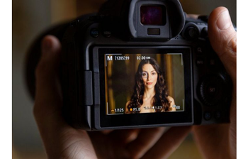 close up of the view finder on the canon r6 camera