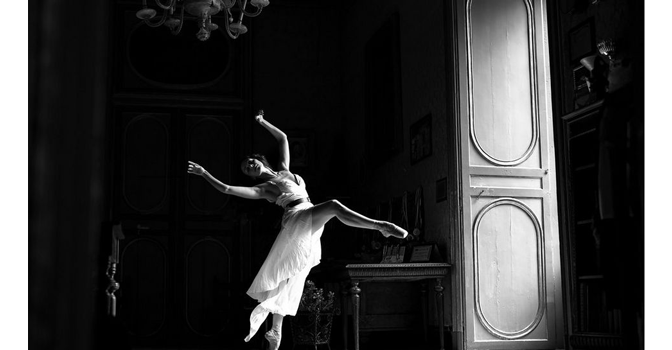 sample image of a woman dancing in a corridor in black and white taken on the canon r6 camera