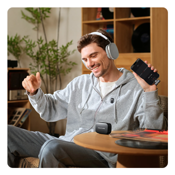 someone listening to audio form the Hollyland LARK A1