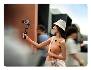 someone wearing the Hollyland LARK MAX 2 while vlogging