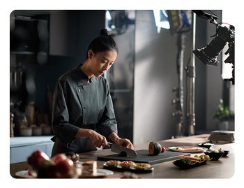 chef using the Hollyland LARK MAX 2