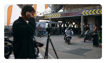 someone inserting the Hollyland LARK MAX 2 while a motorbike pitstop