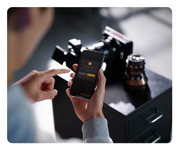 someone upgrading the Hollyland LARK MAX 2 via the smartphone app