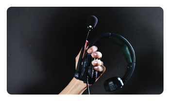 Hollyland Solidcom SE Pro charginf with a usb cable