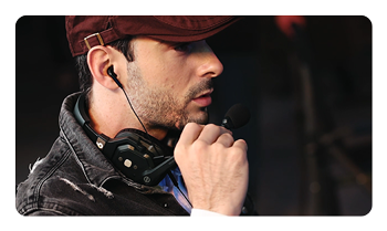 someone using a 3.5mm earpiece with the Hollyland Solidcom SE Pro