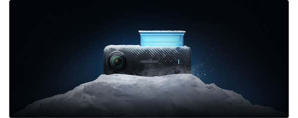 insta360x4 on snow with battery highlighted blue