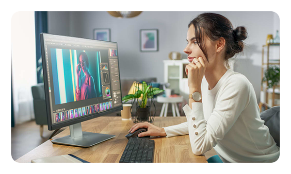 someone working on a pc using the OWC Atlas FXR