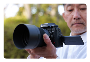 someone takign a photo using the Panasonic LUMIX S1II