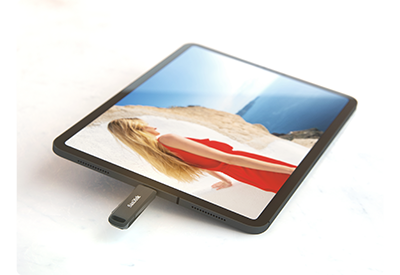 sandisk ixpand flashdrive luxe connected to apple ipad tablet