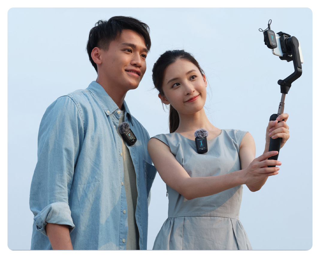 couple using the Blink500 ProX B2 for vlogging, Saramonic Blink500 ProX B2