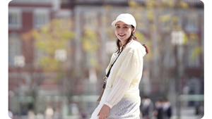 a portait of woman infront of a blurred background outside to showcase Sony's Bokeh