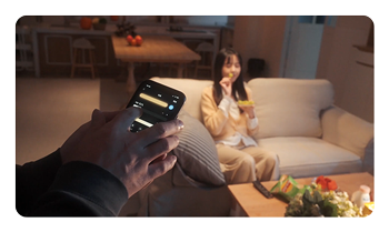 someone using the app to control the zhiyun light