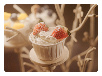 strawberries and cream in a paper tub light by the zhiyun light