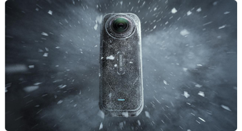 insta360 x5 camera frozen in dark background
