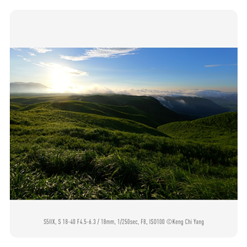 example image overlooking a grassy hill taken with the panasonic lumix lens