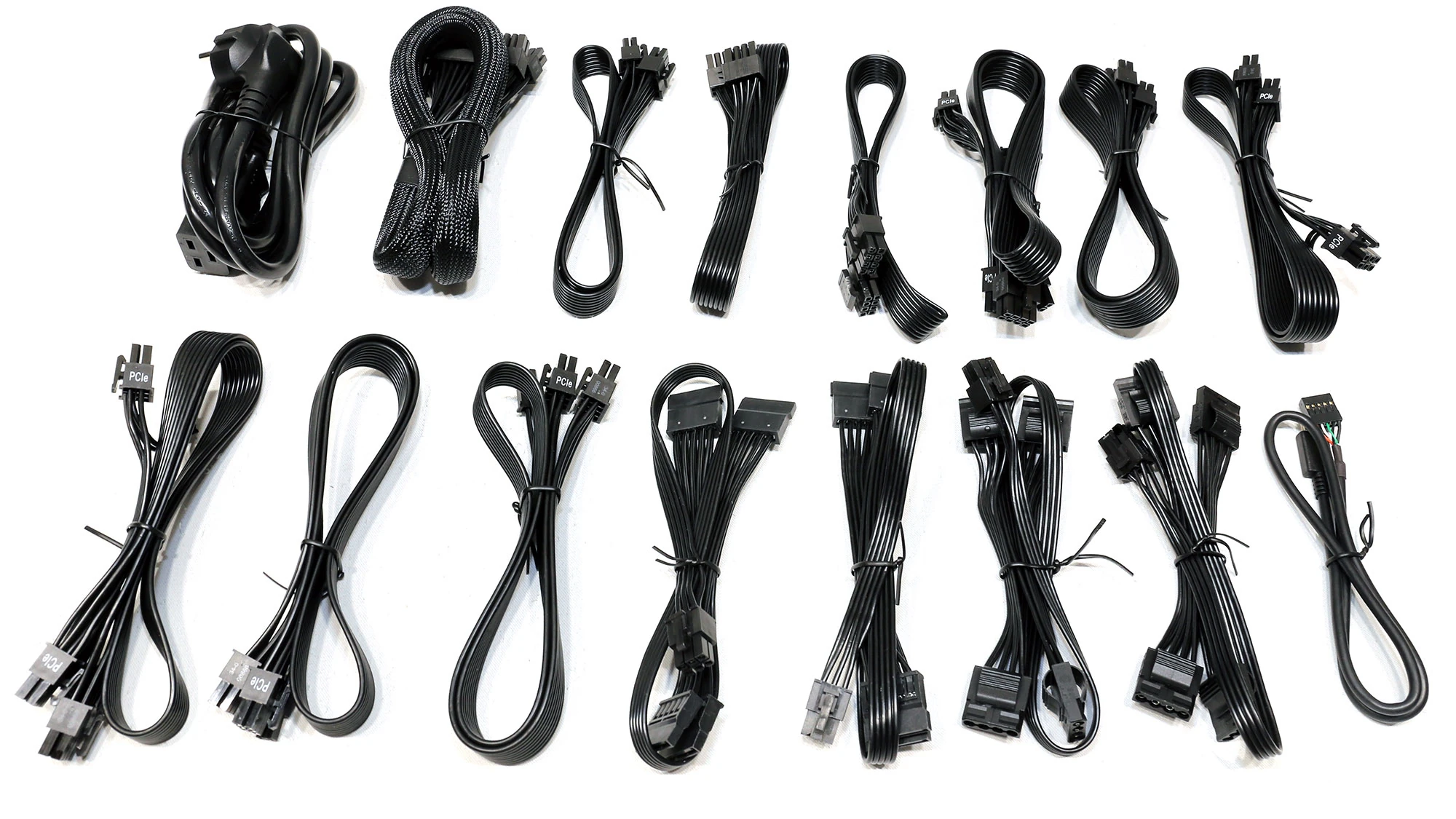 Detachable cable set supplied with a fully modular PSU