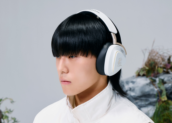 Model wears ASUS ROG Delta II Kojima Productions Limited Edition headset