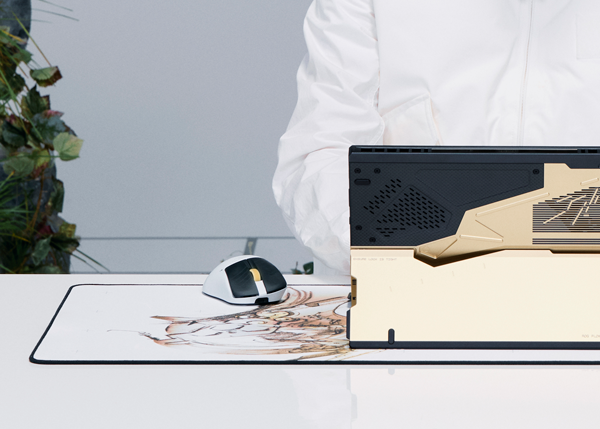 Model uses ASUS ROG Keris II Origin with ASUS ROG Flow laptop