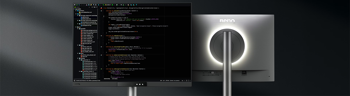 RD320U monitor in dark room with the MoonHalo backlight active to highlight eye protective Dimming capabilities