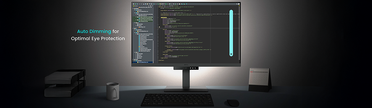RD320U monitor in dark room with the MoonHalo backlight active to highlight eye protective Dimming capabilities