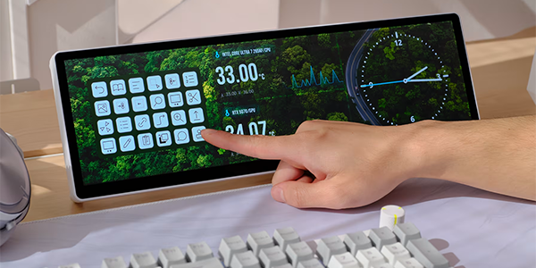 Xeneon Edge LCD display bewing controlled by iCUE software.
