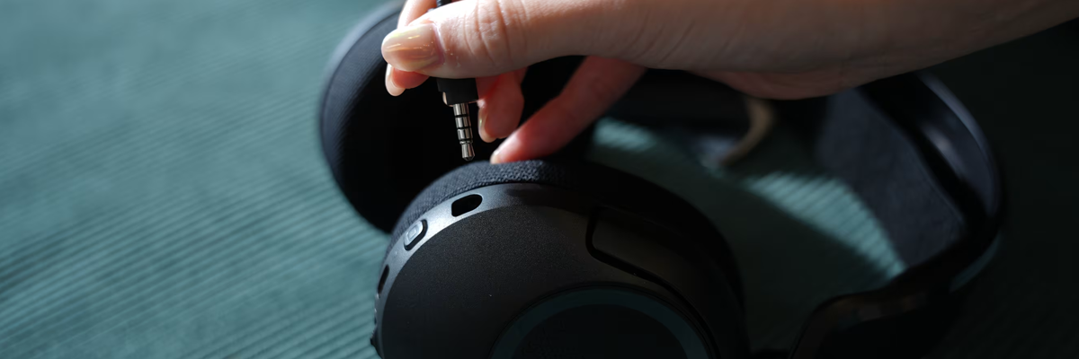 Clear, Detachable Mic.