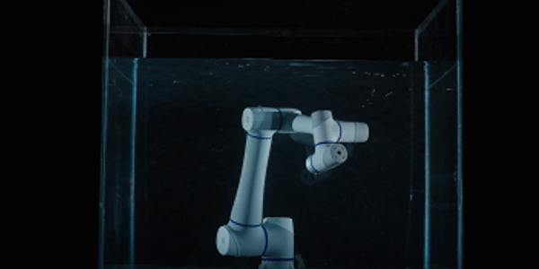 CRA-IP68 cobot submerged in a watertank, highlighting waterproof design.