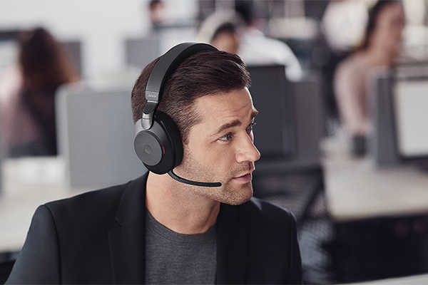 Key visual of man wearing Jabra Evolve2 85 headset with busylight on.