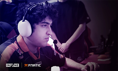 Image of a man using the INZONE H9 II headphones at a gaming tournament