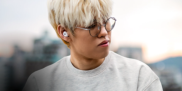 T1 teammate with GameBud in his ear.