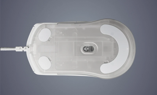 base of mouse with LEDs off showing power switch and rubber pads
