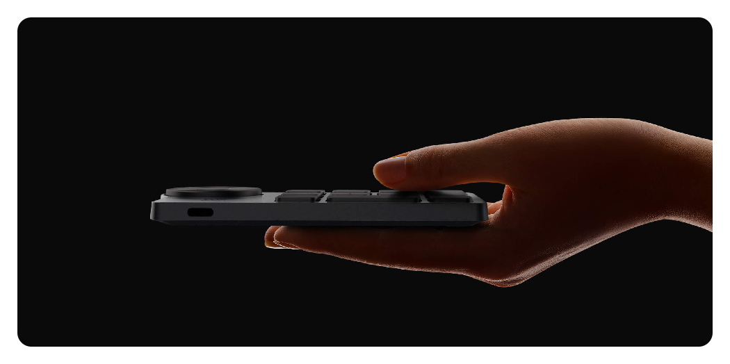 hand holding the xp pen artist 14 2nd gen remote