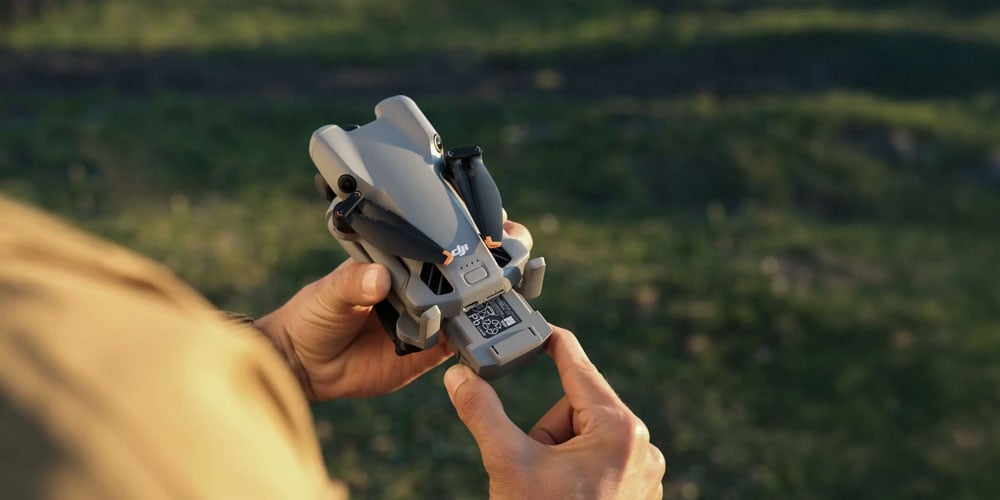 someone taking the abttery out of the dji mini 5 pro