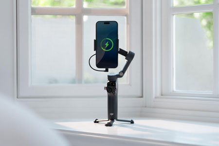dji osmo mobile chrging a phone with power through option