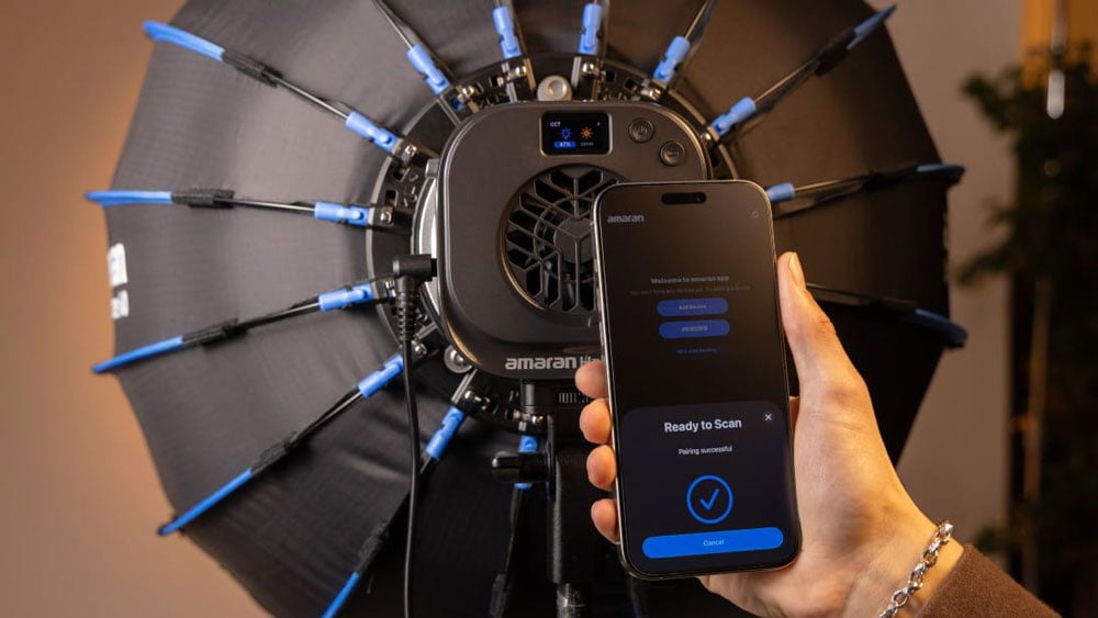 somone connecting their phone to the monolight via nfc