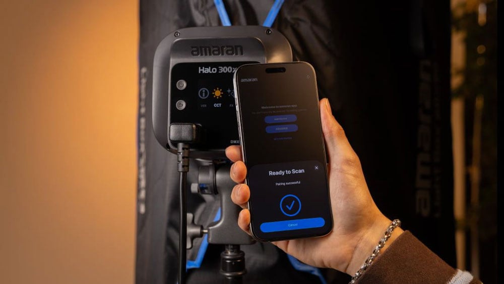 somone connecting their phone to the mono light via nfc
