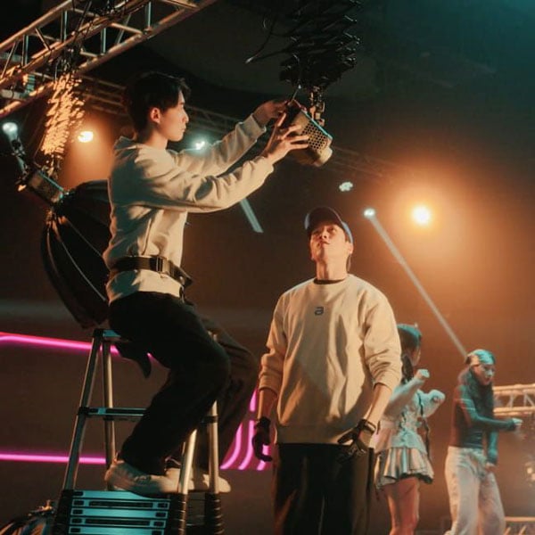 someone vieling mounting the amaran monolight