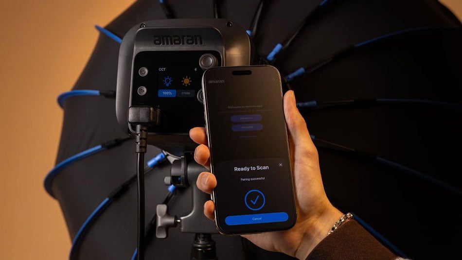 somone connecting their phone to the mono light via nfc
