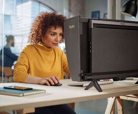 3D artist working on ProArt pa27usd