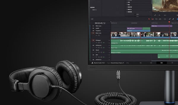 headset connected to the benq monitor